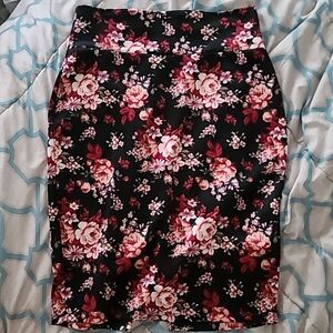 A black and pink floral print pincel skirt